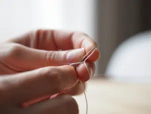 איך מכניסים חוט למחט